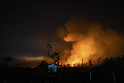 Un incendio quema la selva amazónica, el 6 de septiembre de 2022 en la región de Borba, al sur del estado de Amazonas (Brasil).