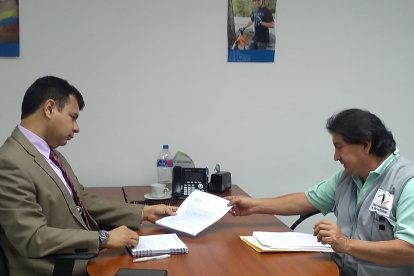 César Cárdenas, del Observatorio Ciudadano entrega el pedido a Francisco del Pözo, delegado de Defensor del Pueblo en Guayas.