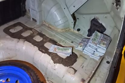 Hallazgo. Militares encontraron más de 21.000 dólares en la cajuela de un taxi.