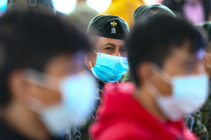 Personas con mascarillas en Quito (Ecuador), en una fotografía de archivo.