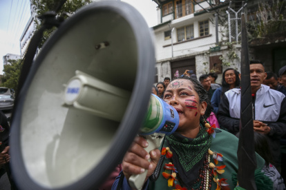Indígenas ecuatorianos fueron registrados este martes, durante un plantón, en los exteriores de la sede de la Corte Constitucional de Ecuador, en Quito (Ecuador).