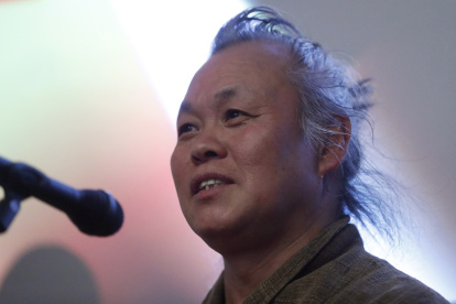 Fotografía de archivo del director de cine surcoreano Kim Ki-duk durante la presentación de su película ""Humano, espacio, tiempo y humano"" en el Festival de Cine de Moscú en abril de 2019.