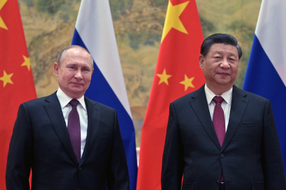 El presidente ruso, Vladimir Putin (izq), y su homólogo chino, Xi Jinping (der), posan para una fotografía durante su reunión en Pekín el 4 de febrero de 2022.