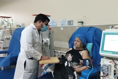 El gerente del hospital visitó la Unidad de Diálisis para desmentir que se solicitan los medicamentos a los afiliados.