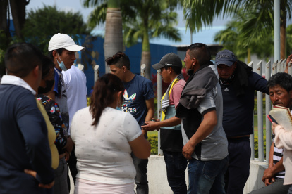 Pedido. La seguridad es el principal pedido de la ciudadanía, ayer familiares de una víctima asesinada en Durán esperaban noticias en los exteriores de la morgue.