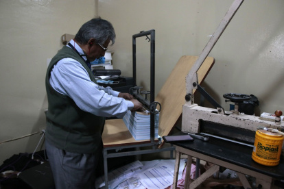 Una imprenta ubicada en el centro-norte de Quito, cerca del parque América, realiza procesos como corte y encuadernación de las facturas de manera manual.
