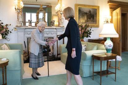 La reina Isabel II recibe a Liz Truss durante una audiencia en Balmoral, Escocia, este 6 de septiembre.