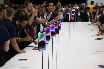 Medios observando al nuevo iPhone 14.