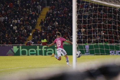 Lautaro Díaz celebra el gol que anotó y que coloca en ventaja a los rayados