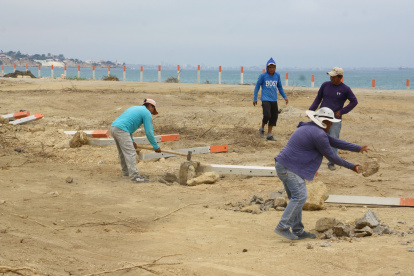 Acto. Instante en el que se retiraron los muros que delimitaban el predio, de aproximadamente una hectárea.