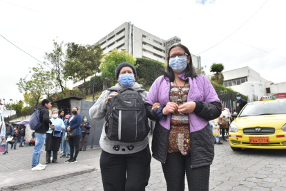 Doña  Cruz María y su hija saliendo del Hospital Eugenio Espejo en Quito.