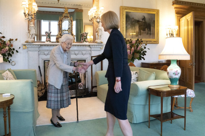 La reina Isabel II recibe a Liz Truss durante una audiencia en Balmoral, Escocia, este 6 de septiembre.