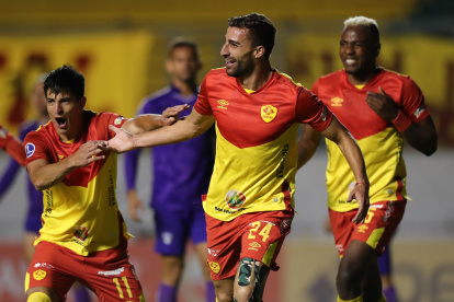 El Aucas, con 21 puntos y nueve fechas invicto bajo la dirección técnica del venezolano César Farías, se perfila como favorito. En la imagen un registro de archivo de otra de las celebraciones del Aucas.