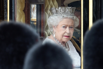 London (United Kingdom).- (FILE) - Britain"s Queen Elizabeth II departs Buckingham Palace for the Queen"s speech at the Opening of Parliament in London, Britain, 18 May 2016 (reissued 08 September 2022). According to a statement issued by Buckingham Palace on 08 September 2022, Britain"s Queen Elizabeth II has died at her Scottish estate, Balmoral Castle, on 08 September 2022. The 96-year-old Queen was the longest-reigning monarch in British history. (Reino Unido, Londres) EFE/EPA/ANDY RAIN *** Local Caption *** 52764357