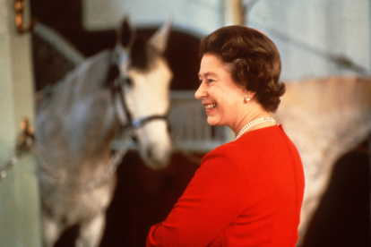 La reina Isabel II de Inglaterra sonrie mientras contempla unos caballos participantes en el Windsor Horse Show (Foto sin fecha, década años 80)