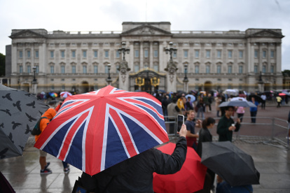 Un hombre hace una foto bajo la lluvia frente al Palacio de Buckingham en Londres este 8 de septiembre.