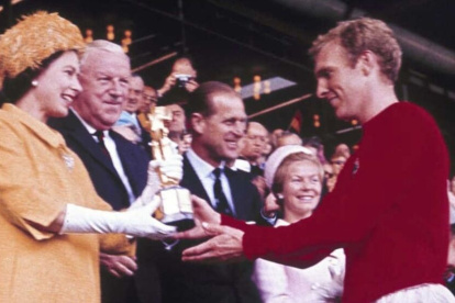 La Reina Isabel II entrega la Copa del Mundo a Booby Moore