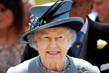 La reina Isabel II llega al hipódromo de Epsom Downs, en las afueras de Londres, el 1 de junio de 2013.