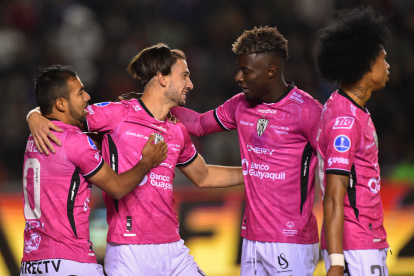 Los jugadores de Independiente del Valle celebran el primer gol contra Melgar, en Arequipa, por la semifinal de la Copa Sudamericana.