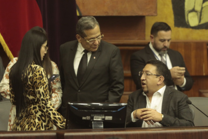 Veloz y Almeida dialogan con Virgilio Saquicela antes de iniciar la sesión, pero desaparecieron cuando su buscaba quien sustente la moción de censura y destitución.