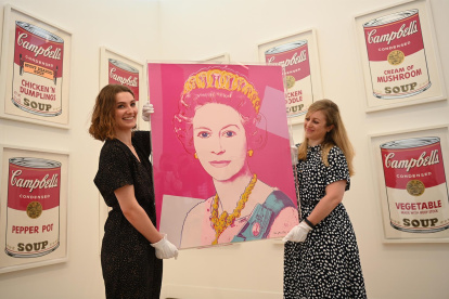 Trabajadoras de la la Phillips Gallery de Londres posan con la obra "Queen Elizabeth II of the United Kingdom (1985)".