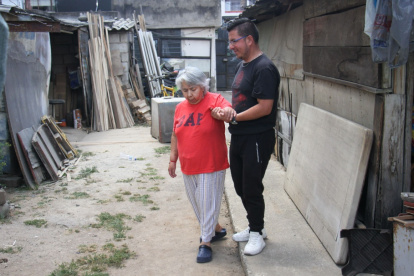 Situación. El retraso en la cirugía de Angélica ha provocado que a la fecha ya no pueda caminar sola.