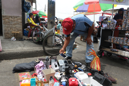 Decenas de personas cotizan y compran artículos usados en mercados del Suburbio de Guayaquil