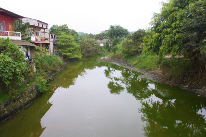 El estero. Emana malos olores todo el tiempo, pero estos se intensifican el fin de semana que van los turistas.