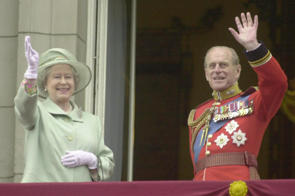 La reina Isabel II y el Duque de Edimburgo saludan desde el Palacio de Buckingham de Londres en junio de 2001.