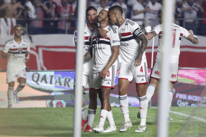 Patrick Bezerra (c) de Sao Paulo celebra junto a sus compañeros el gol de la victoria