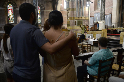 Personas firman en un libro de condolencias por la difunta reina Isabel II en la iglesia anglicana de Todos los Santos en Via del Babuino en Roma este 9 de septiembre.