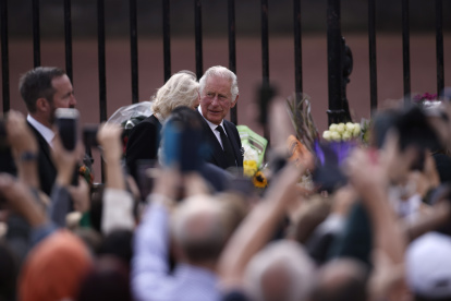 El rey Carlos III y la reina llegan al Palacio de Buckingham en Londres este el 9 de septiembre de 2022.
