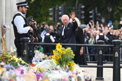 El rey Carlos III saluda a los londinenses a su llegada al Palacio de Buckingham este 9 de septiembre.