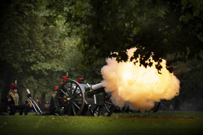 Noventa y seis salvas de cañón, una por cada año de su vida, disparadas simultáneamente desde varios puntos emblemáticos del Reino Unido despidieron este viernes a la reina Isabel II, la monarca británica más longeva, que el pasado 6 de febrero cumplió siete décadas en el trono.