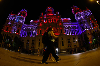 El Palacio de Correos, sede del ayuntamiento de Madrid, se ilumina hoy viernes con los colores de la bandera británica por el fallecimiento de la reina Isabel II de Inglaterra.