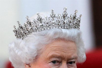 Imagen del 24 de junio de 2015 que muestra la Reina Isabel II llegando para un banquete de estado en honor de su visita oficial en el Palacio Bellevue en Berlín.