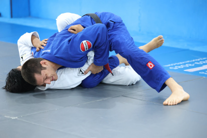 El peleador Sebastián Guevara realizando "sparring" durante su primera sesión de entrenamiento.