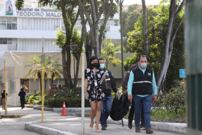 A la casa de salud, en el sur de la urbe, llegaron agentes policiales junto al fiscal