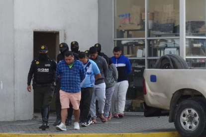 Detenidos. Cinco personas fueron aprehendidas durante el operativo.