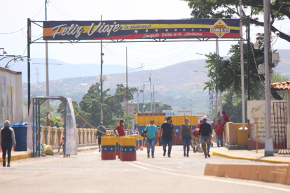 Migrantes venezolanos cruzan un puente fronterizo el pasado 7 de mayo para retornar a su país desde territorio colombiano, en San Antonio del Táchira (Venezuela). Ni siete maletas a cuestas ni 28 días de "horrible" confinamiento en albergues frenaron la voluntad de Vanessa de regresar a su Venezuela, país del que se fue huyendo de la crisis económica en 2019 y al que le tocó volver empujada por la COVID-19, una pandemia que trajo otra ruina a su familia. EFE/JOHNNY PARRA