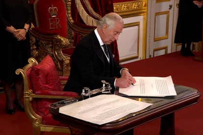 El rey Carlos rindió homenaje a su madre, la difunta Isabel II, en un discurso durante su proclamación.