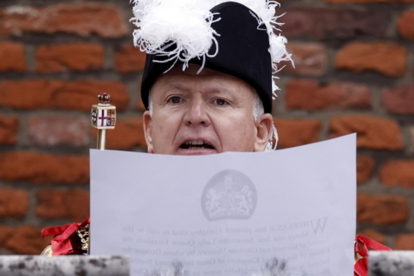 El funcionario conocido como Rey de Armas, David Vines White, lee a la ciudadanía la proclamación de Carlos III como nuevo soberano del Reino Unido.
