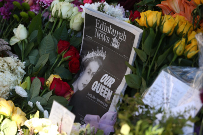 Flores y tributos en el Reino Unido en memoria de Isabel II, fallecida el 8 de septiembre.
