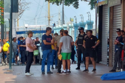 El cuerpo quedó tendido junto a un local de venta de jugos.