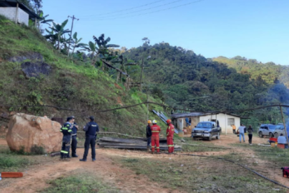 Según fuentes periodísticas, los bomberos han detectado sonidos que hacen presumir que son los obreros atrapados.