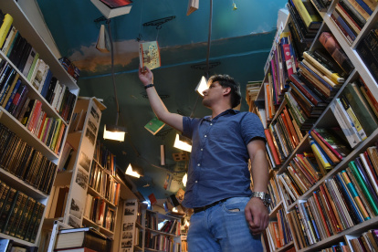 Los visitantes son atraídos por las novedades que hay en las tiendas.