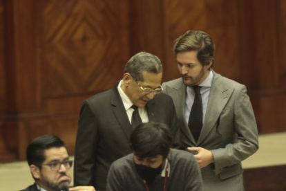 Factótum. Un diligente Esteban Torres escolta a Luis Almeida, interpelante socialcristiano en el juicio político contra los vocales de la Judicatura.