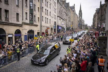 El cortejo fúnebre de la reina Isabel II llega a Edimburgo.