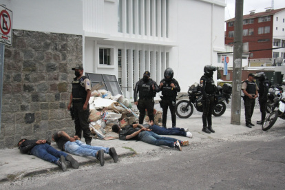 Neutralizados. Los antisociales fueron apresados tras una persecución que inició en la avenida Colón y Juan León Mera.