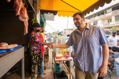 Aquiles Álvadez, aspirante a la Alcaldía de Guayaquil, en el quisco de venta de pollos